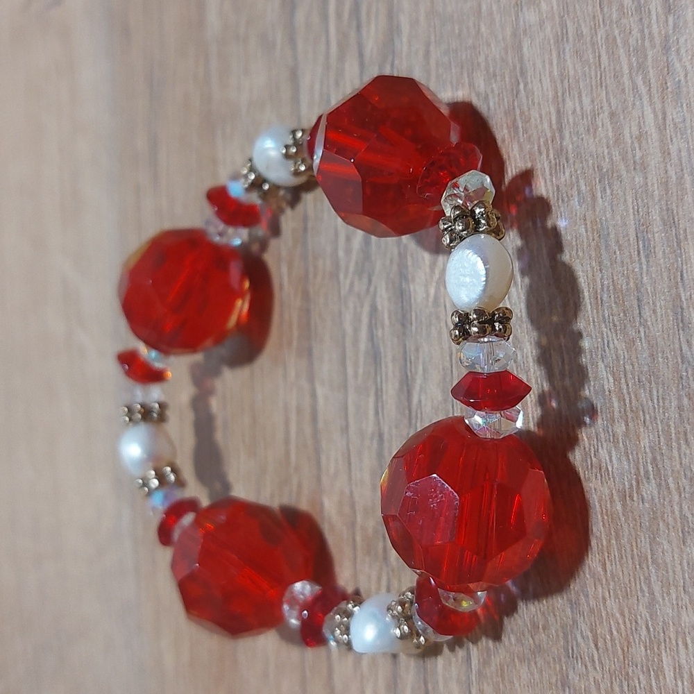 Red Crystals AB Glass And Freshwater Pearls Stretch Bracelet